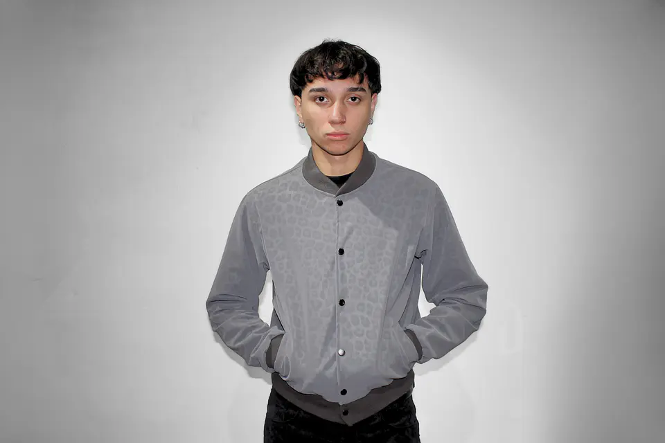 chaqueta regular leopardo gris  1