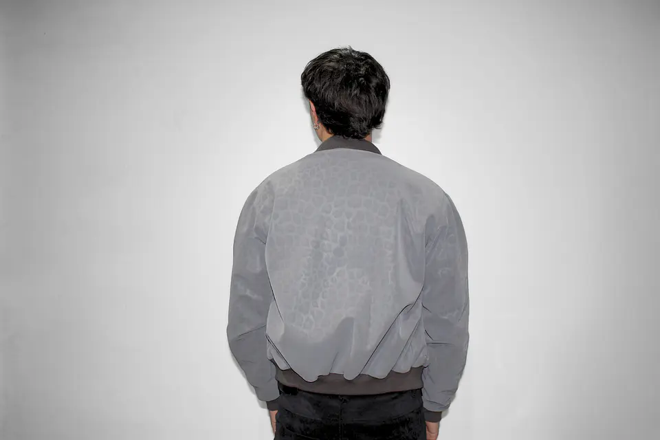 chaqueta regular leopardo gris  6