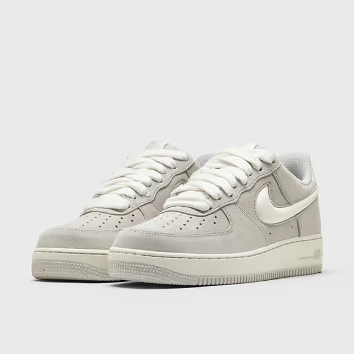 Nike AIR FORCE 1 '07 LV8 4