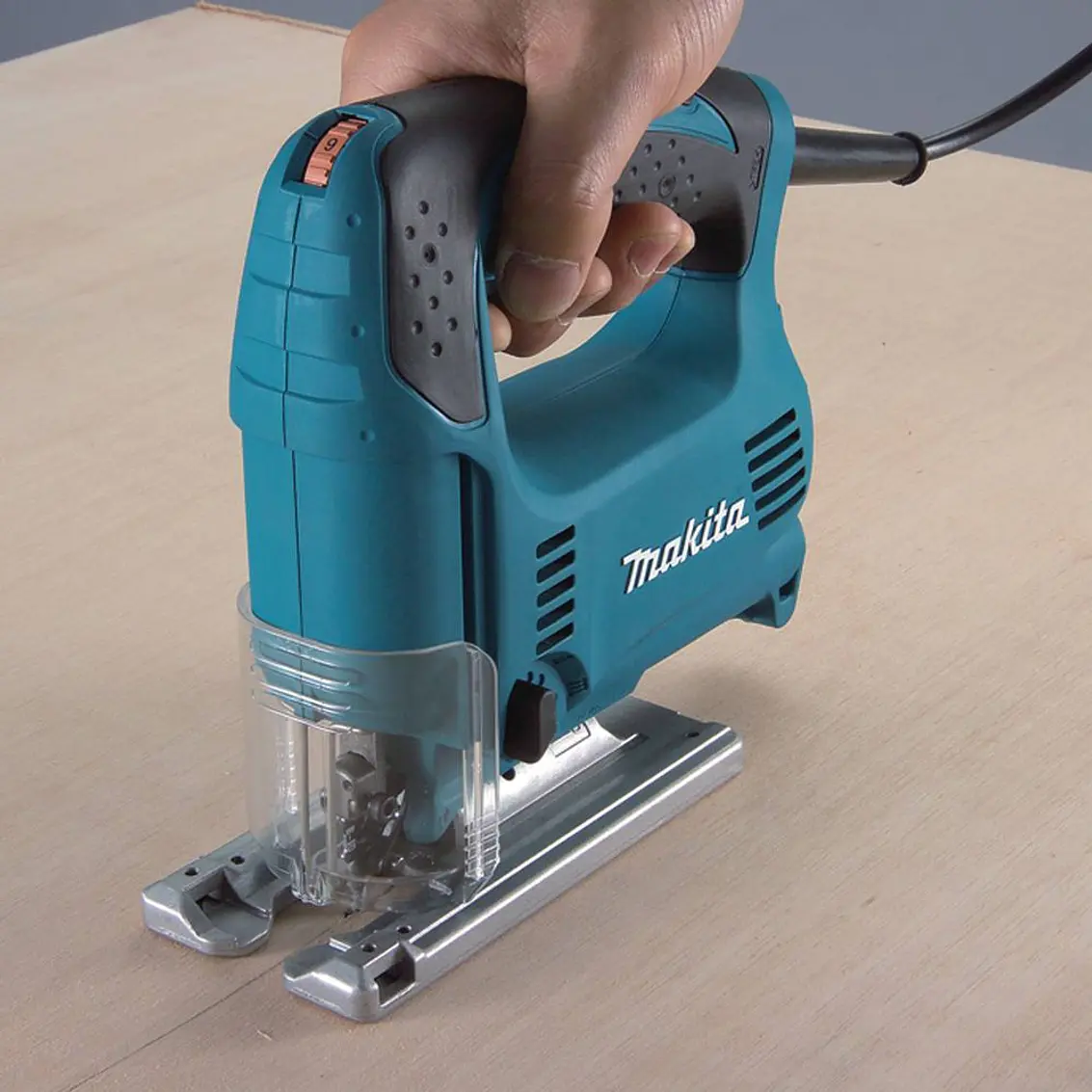 Sierra Caladora 450 W. - Vel. Variable, Capacidad Max. Corte 6