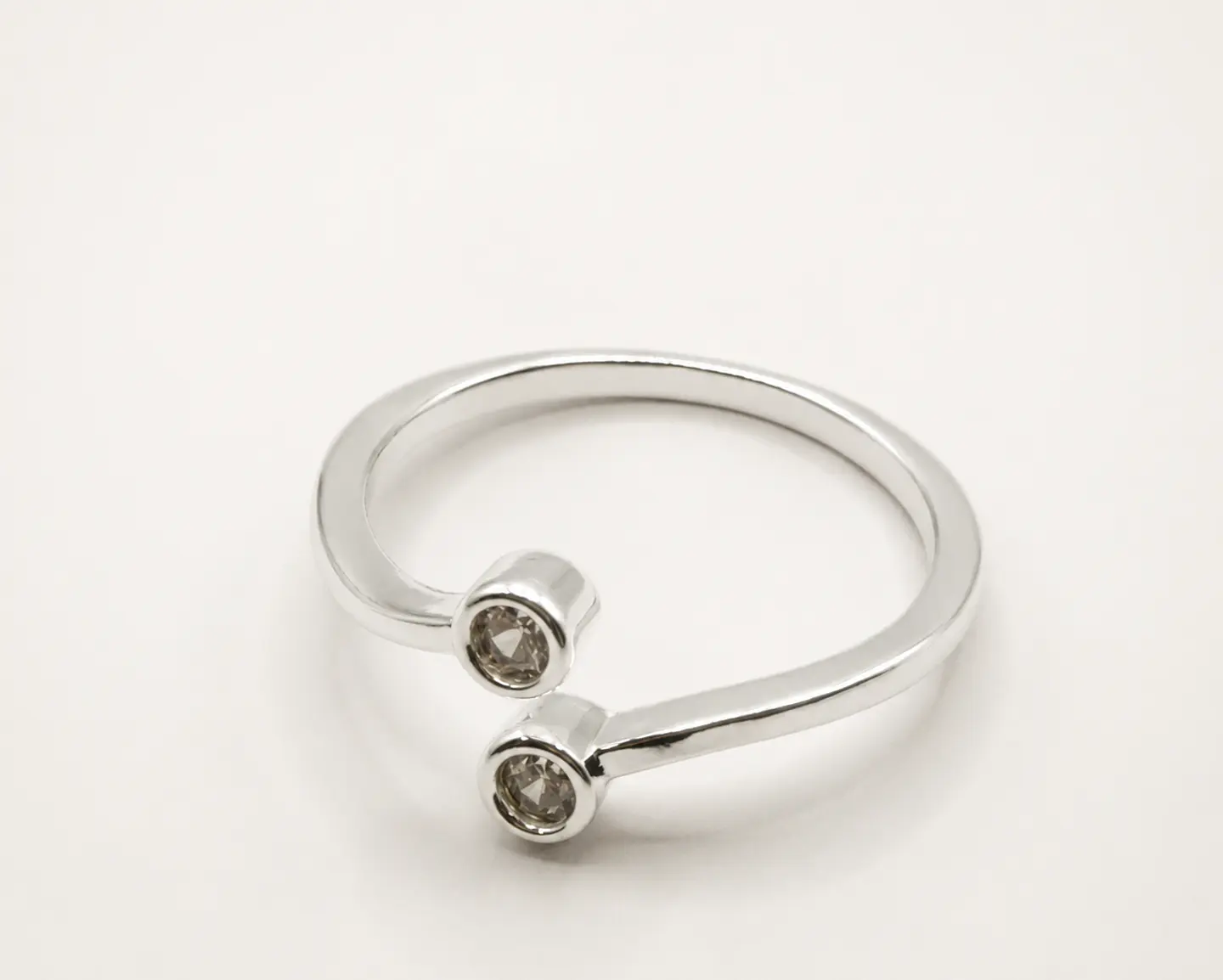 Anillo de circones plateado para complementar un vestido azul