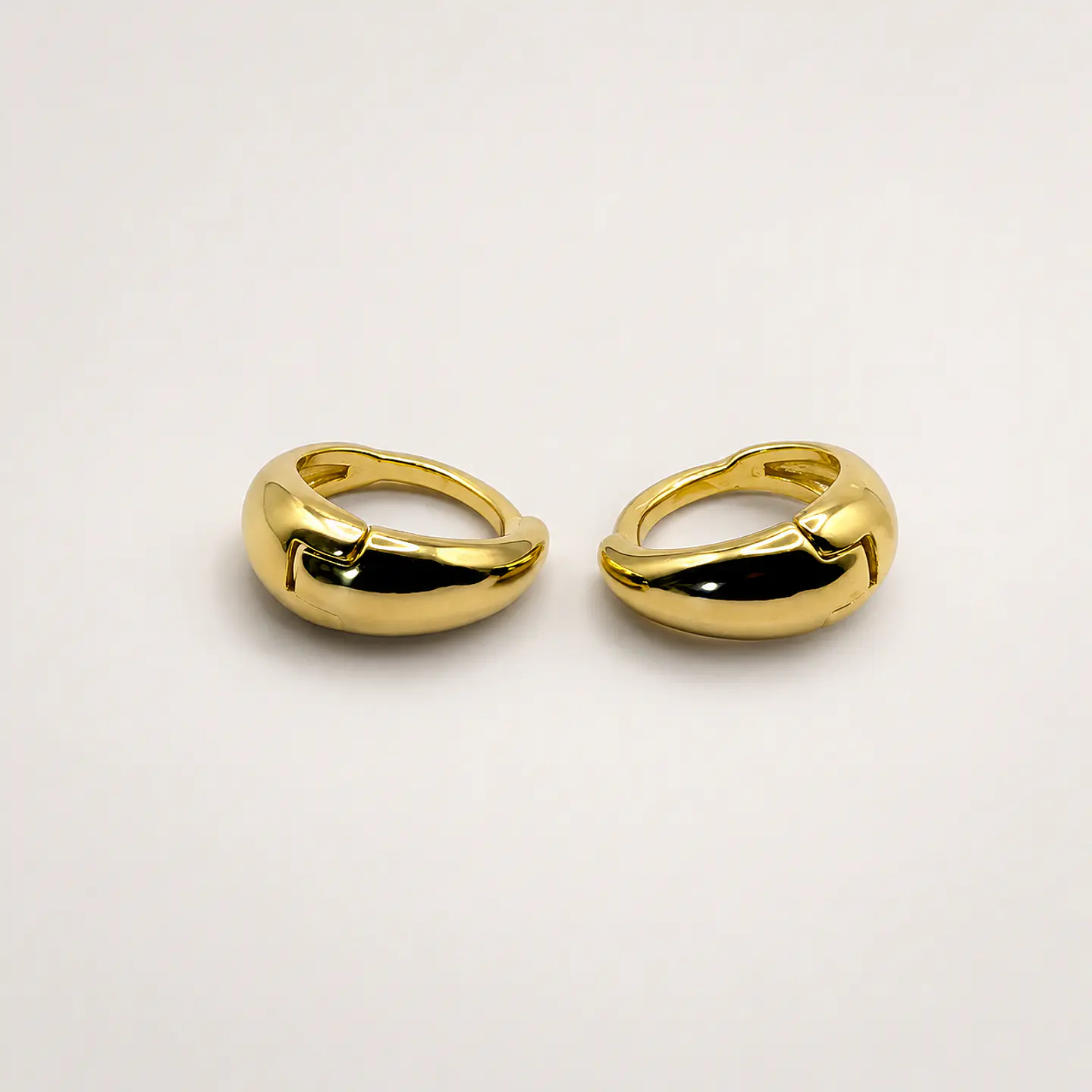 Aros dorados para vestido rojo