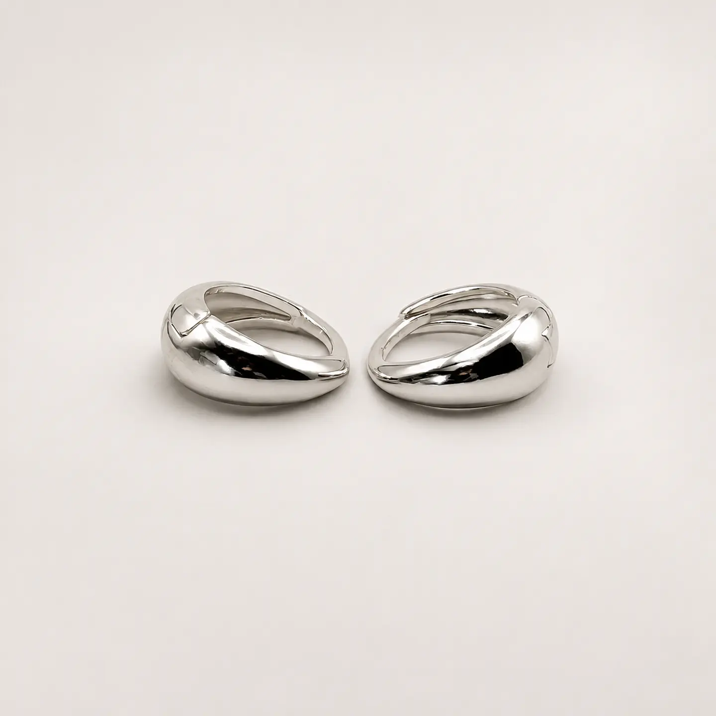 Aros plateados para vestido rojo