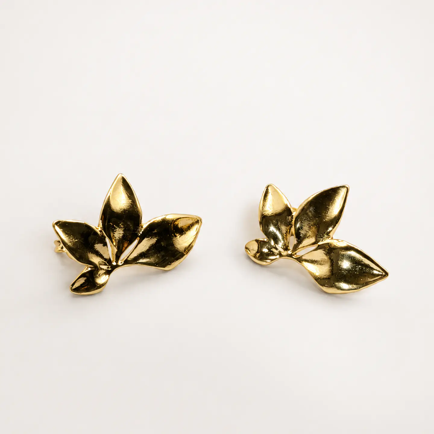 Aros dorados florales para vestido rojo