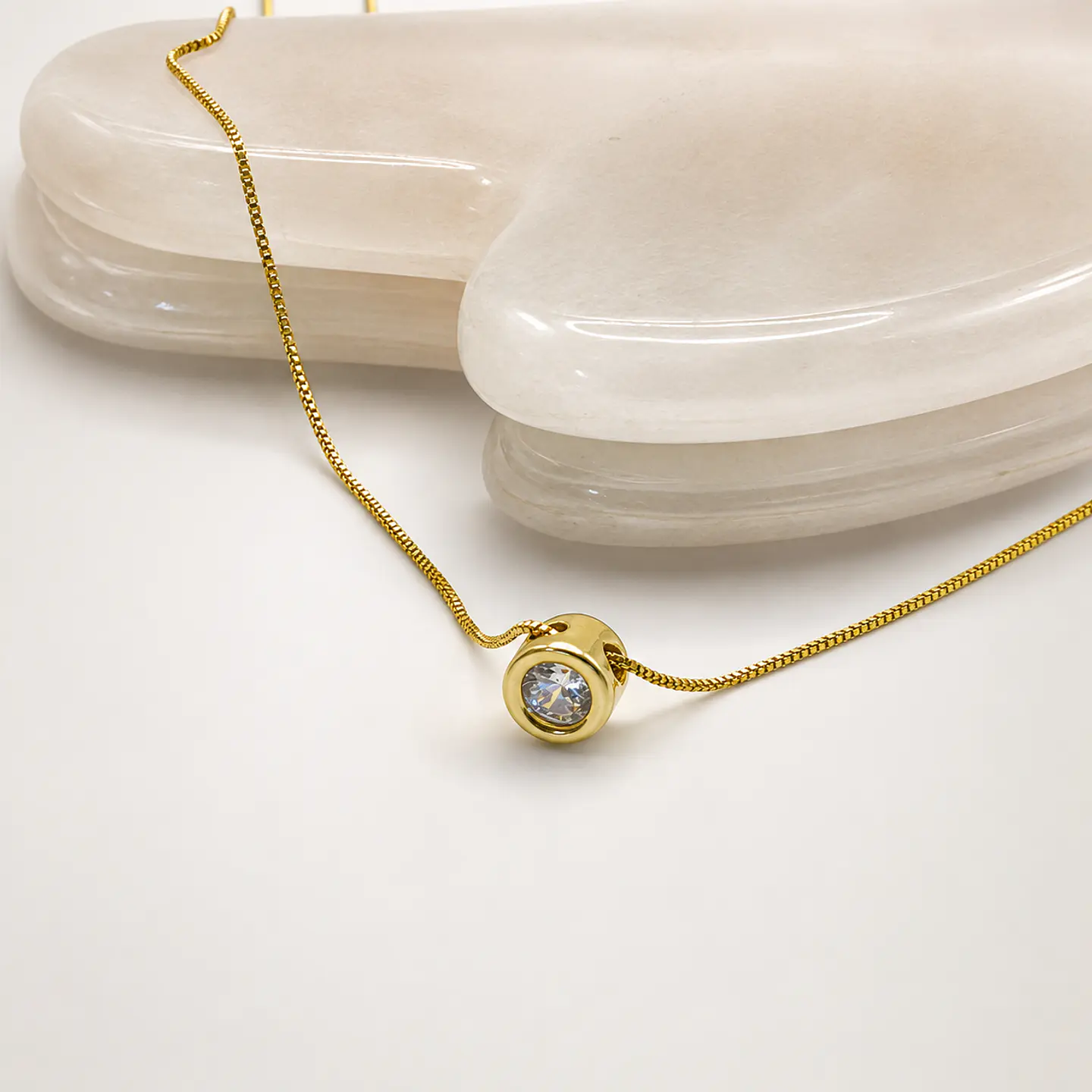 Collar dorado delicado para combinar con aros pequeños