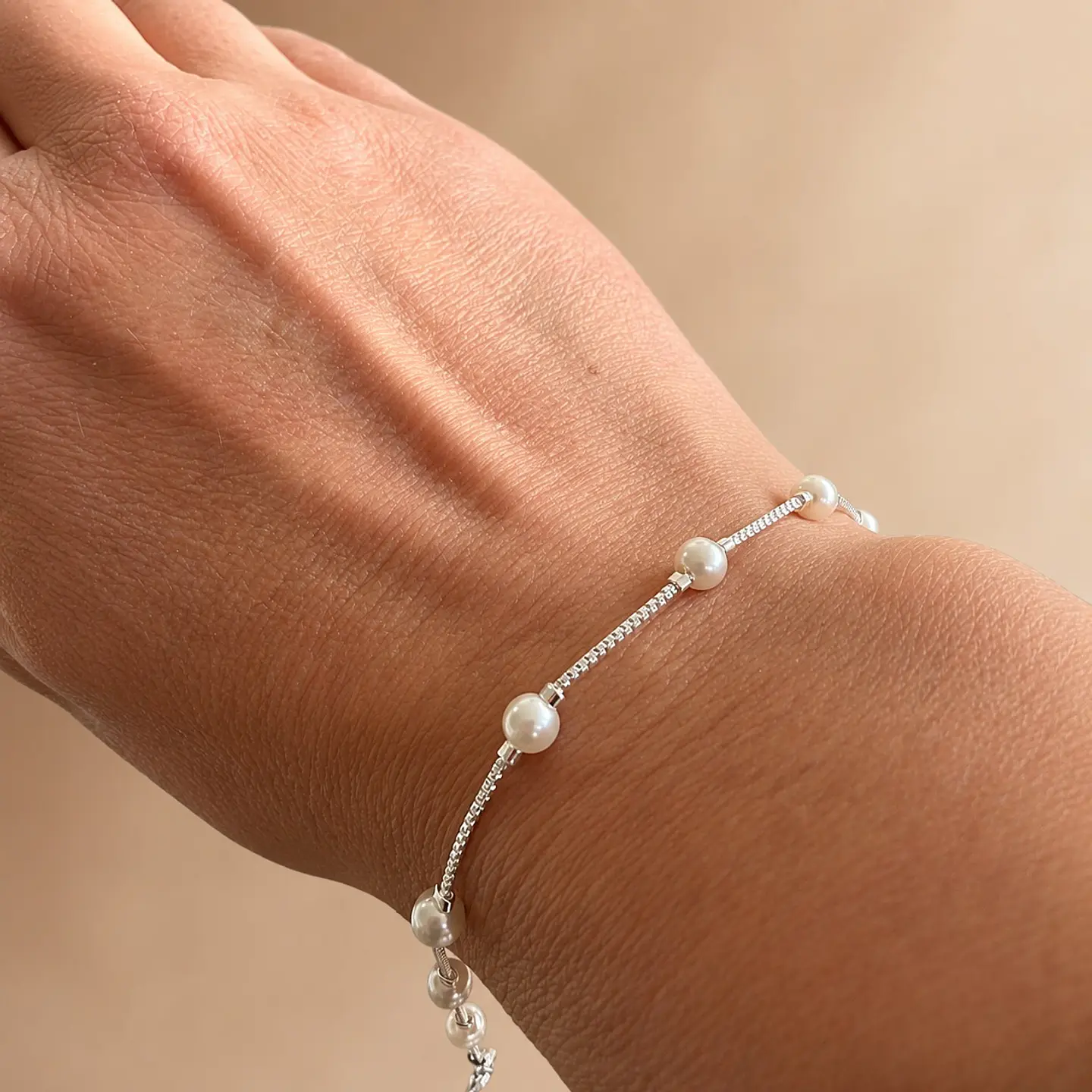 Pulsera plateada con perlas para regalar en aniversario