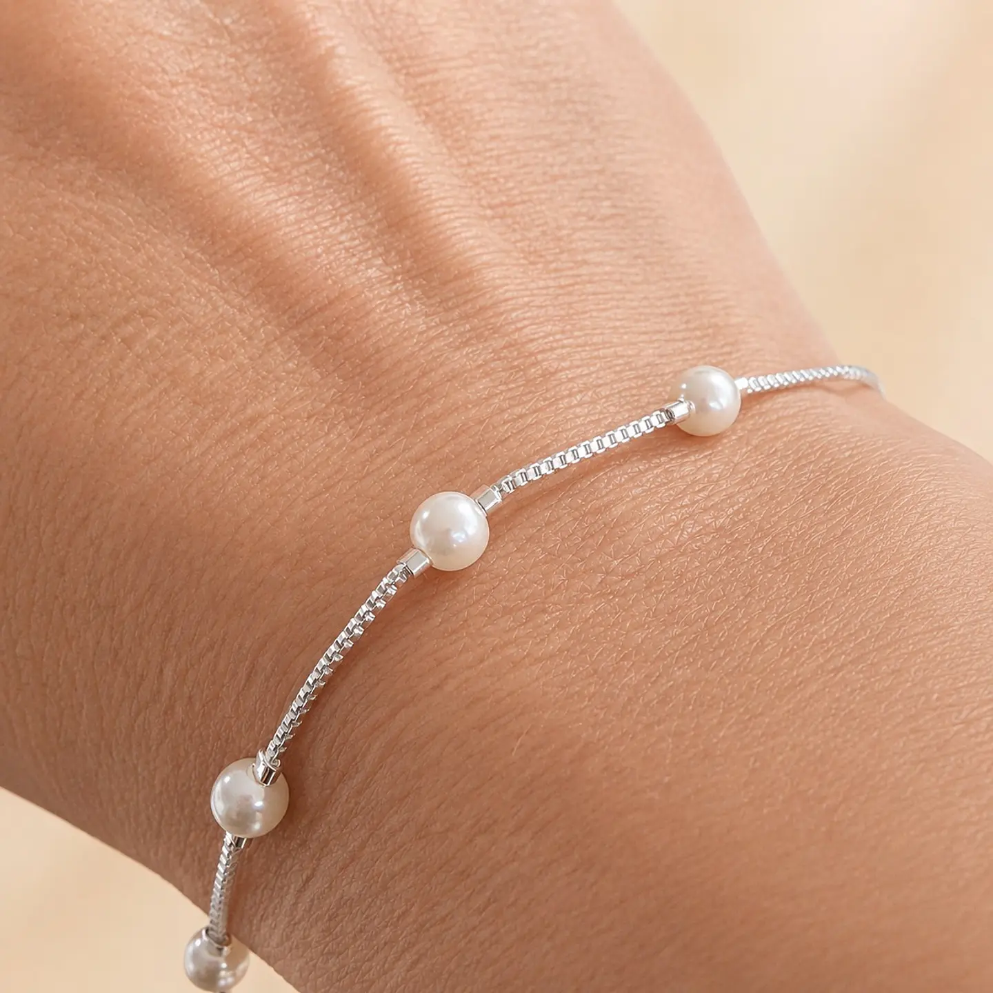 Pulsera plateada con cadena veneciana y perlas pequeñas