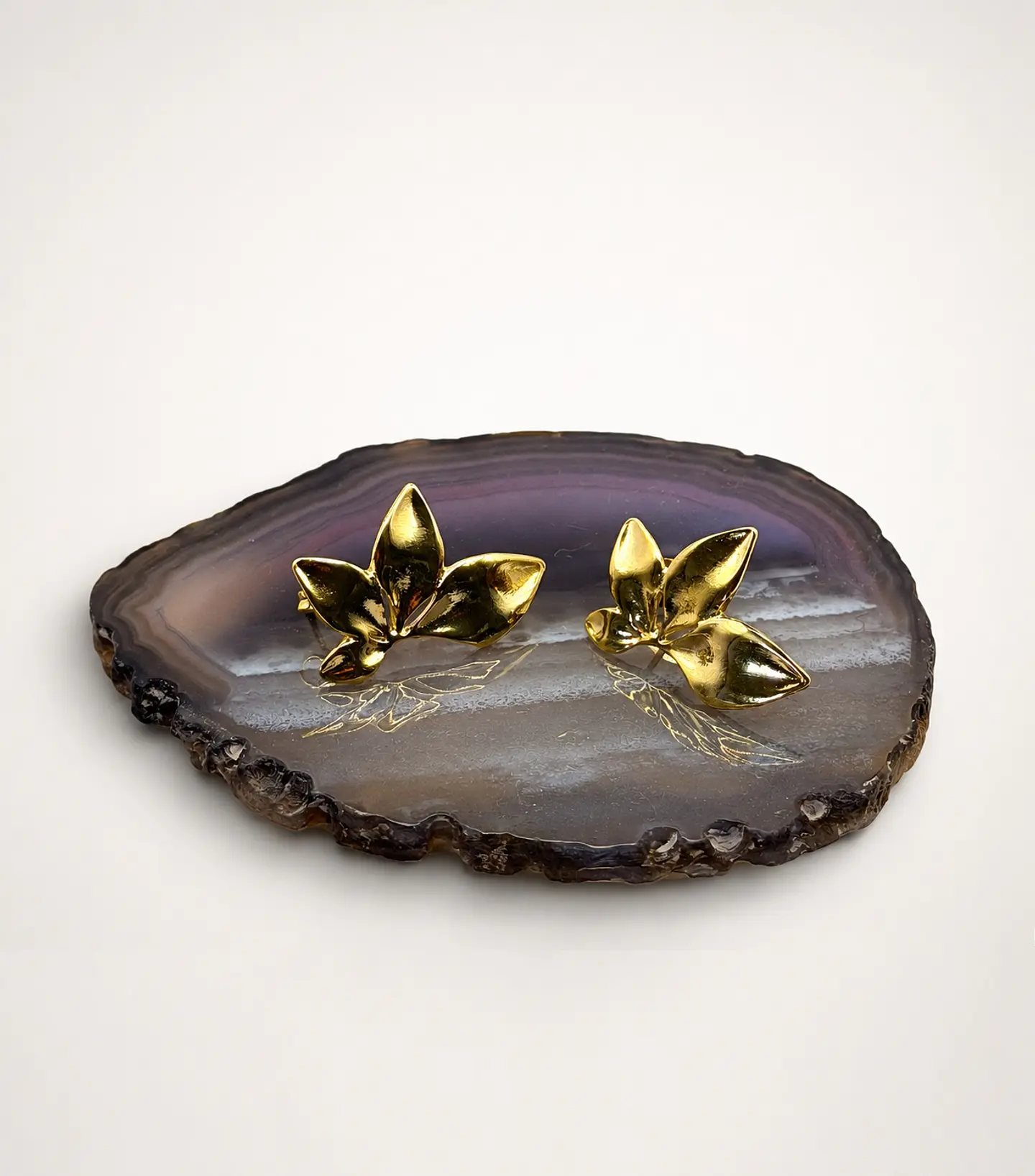 Aros dorados florales para combinar con vestido negro