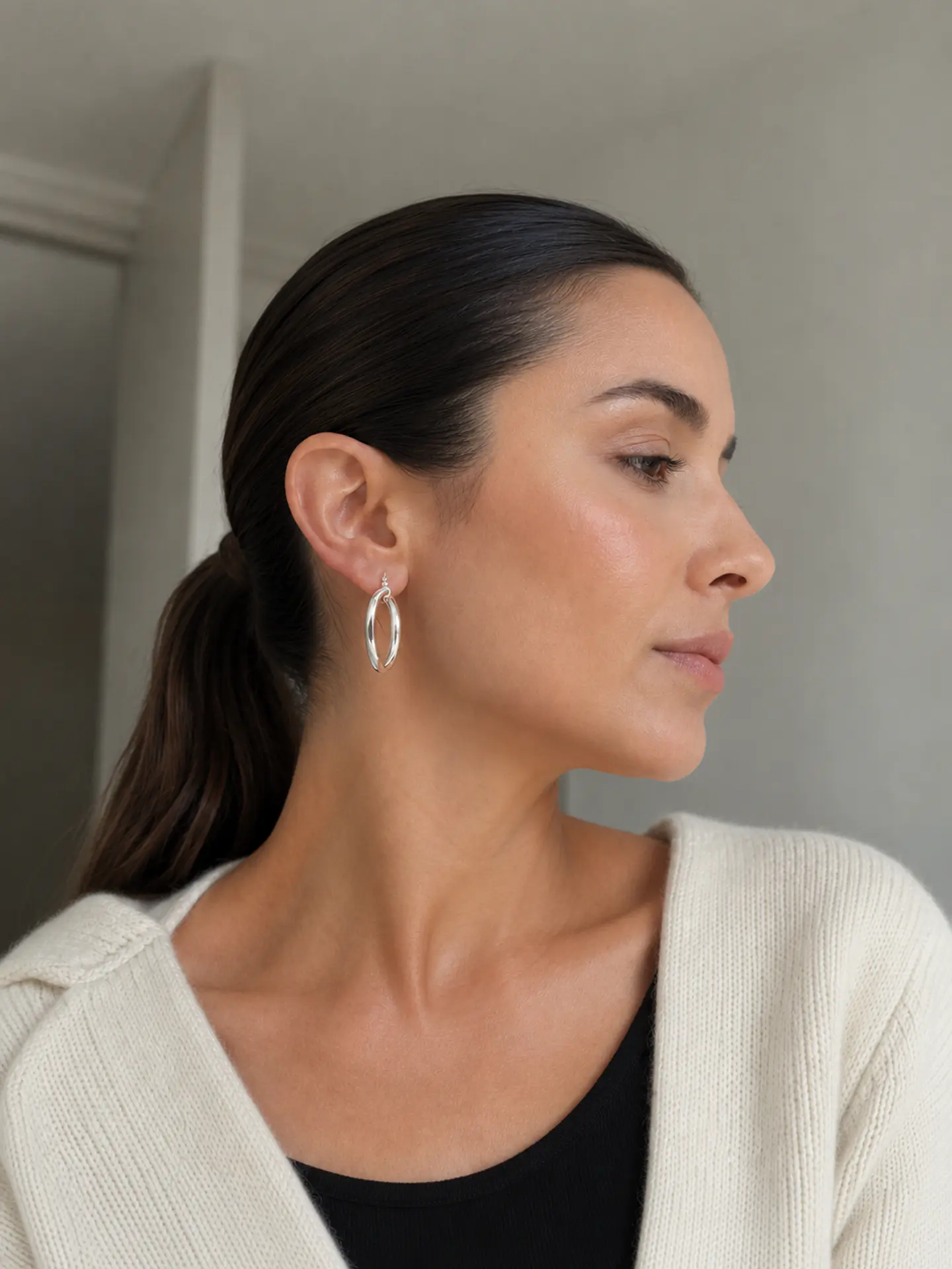 Argollas plateadas medianas para combinar con camisa blanca