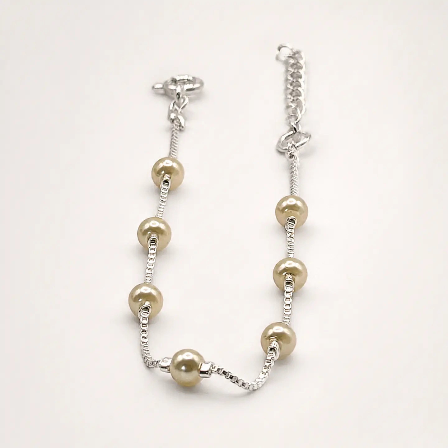 Pulsera plateada con perlas para combinar con vestido negro