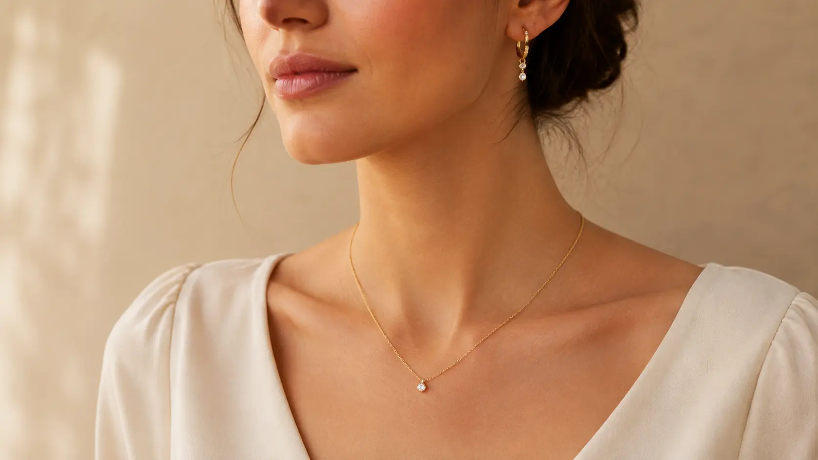 Cómo combinar aros y collar sin recargar el look