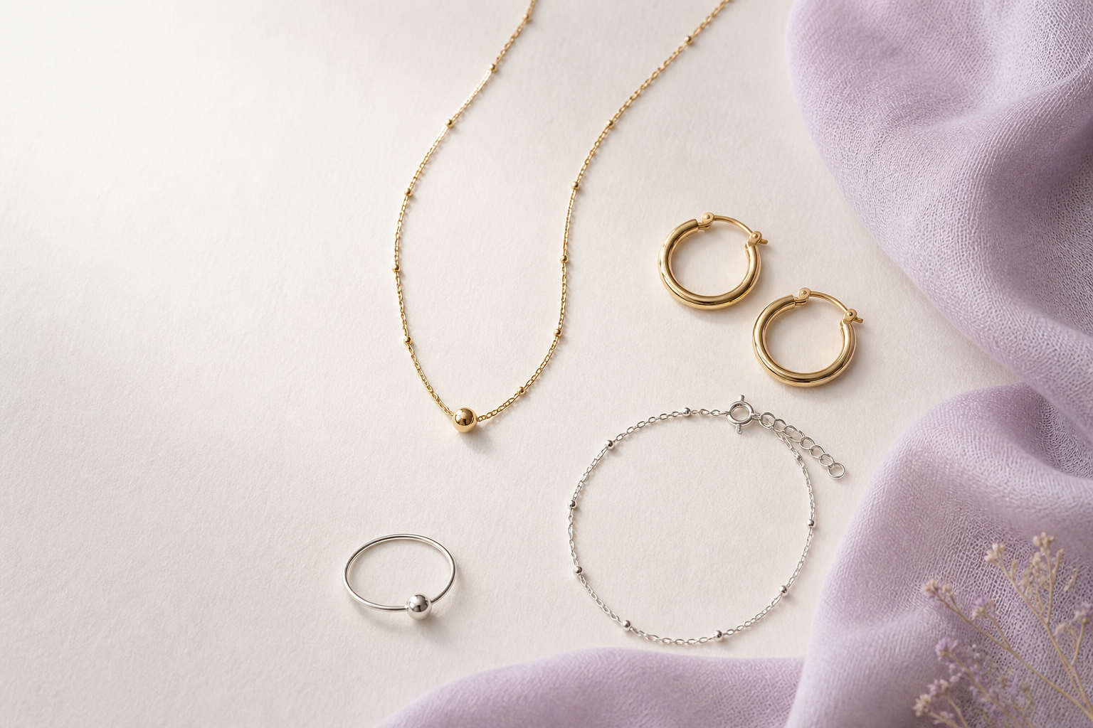 Joyas minimalistas: qué piezas tener para crear looks versátiles