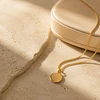 Qué joyas usar con cuello alto: guía para combinar sin recargar