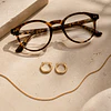 Qué joyas usar con lentes: guía para equilibrar tu look