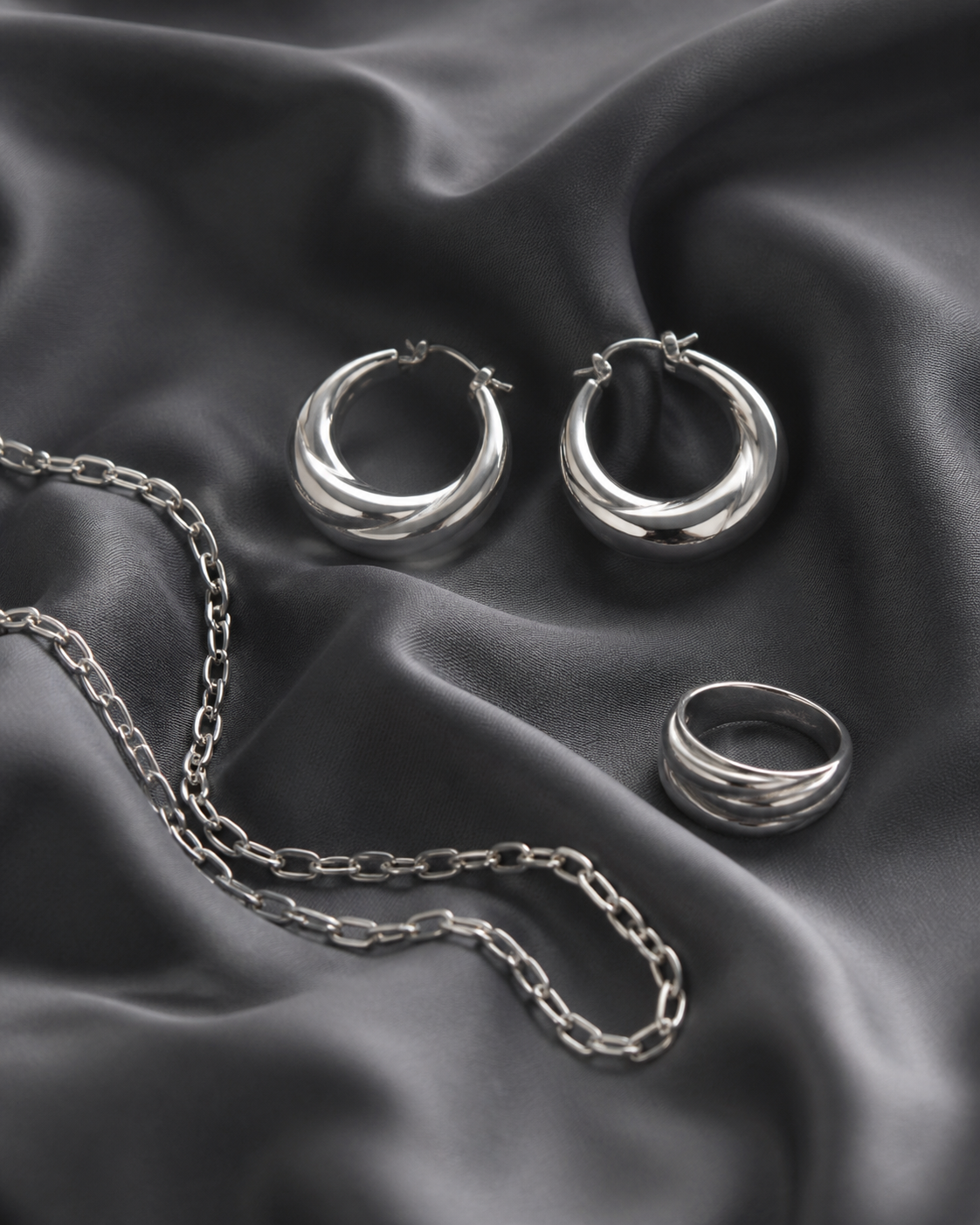 Joyas para un look monocromático: cómo combinar metales y texturas