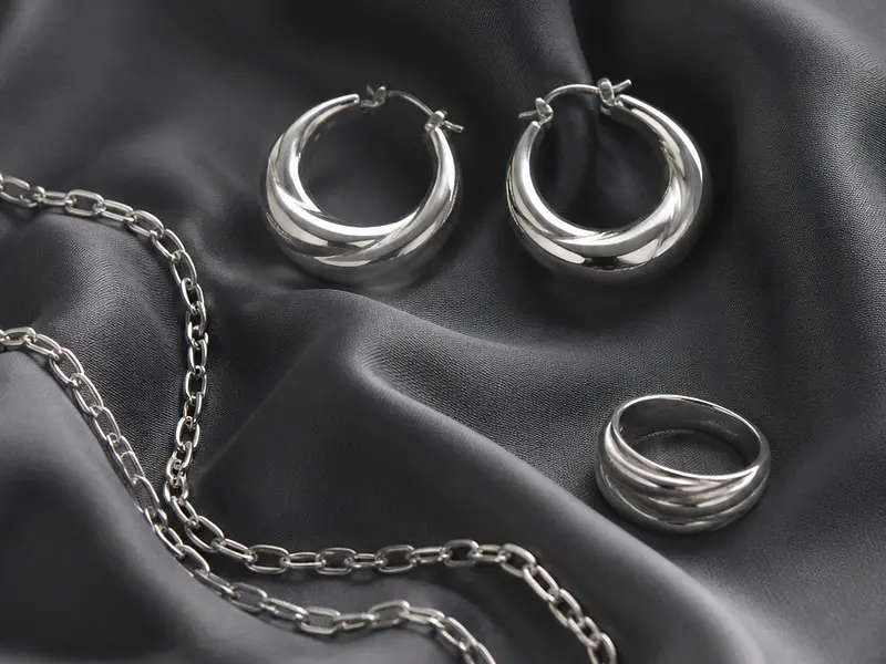 Joyas para un look monocromático: cómo combinar metales y texturas