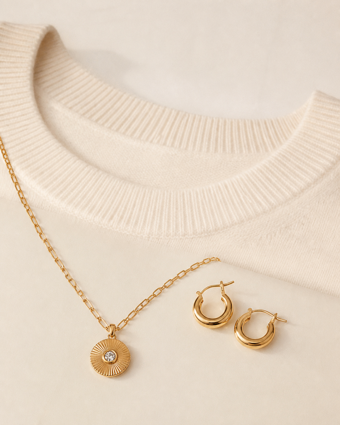 Qué joyas usar con cuello redondo: guía para combinar sin recargar