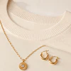Qué joyas usar con cuello redondo: guía para combinar sin recargar