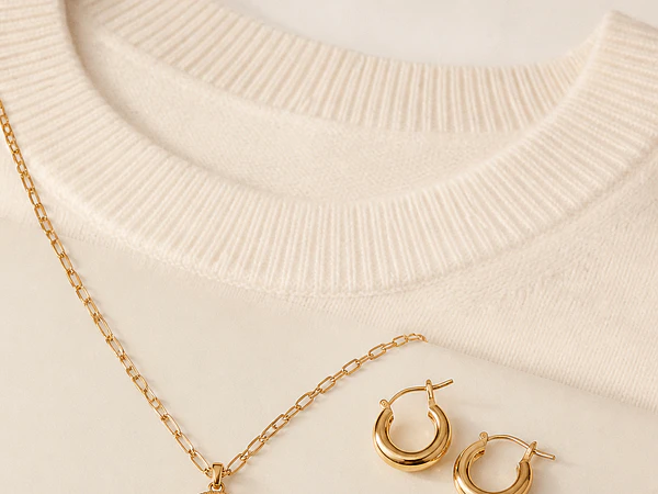 Qué joyas usar con cuello redondo: guía para combinar sin recargar