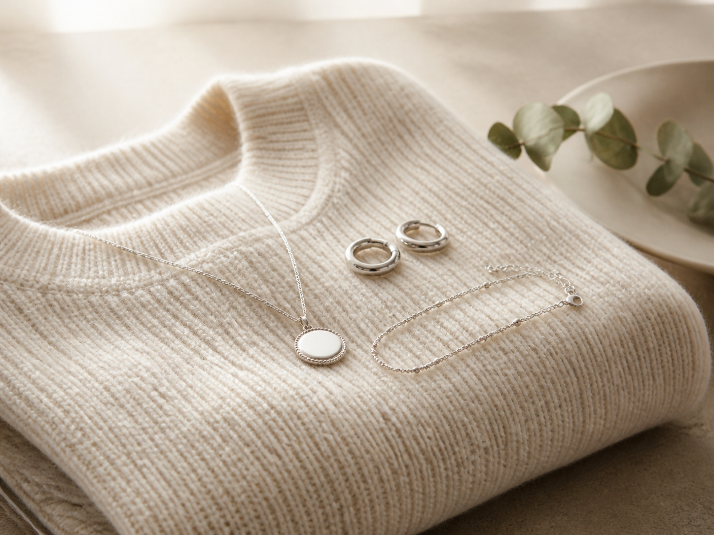 Qué joyas usar con un suéter: guía para combinar sin recargar