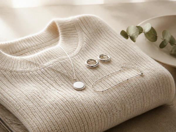Qué joyas usar con un suéter: guía para combinar sin recargar