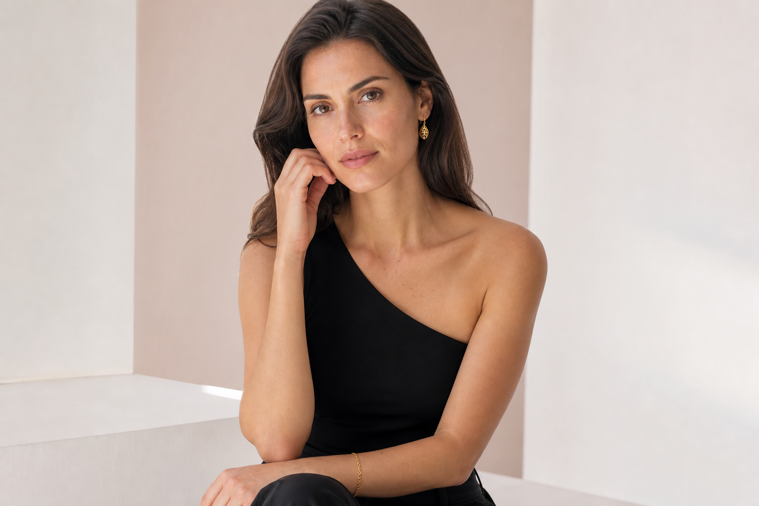Qué joyas usar con escote asimétrico: guía para equilibrar el look