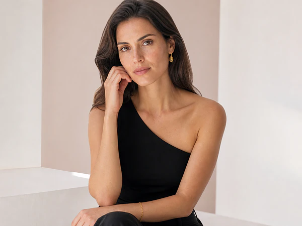 Qué joyas usar con escote asimétrico: guía para equilibrar el look