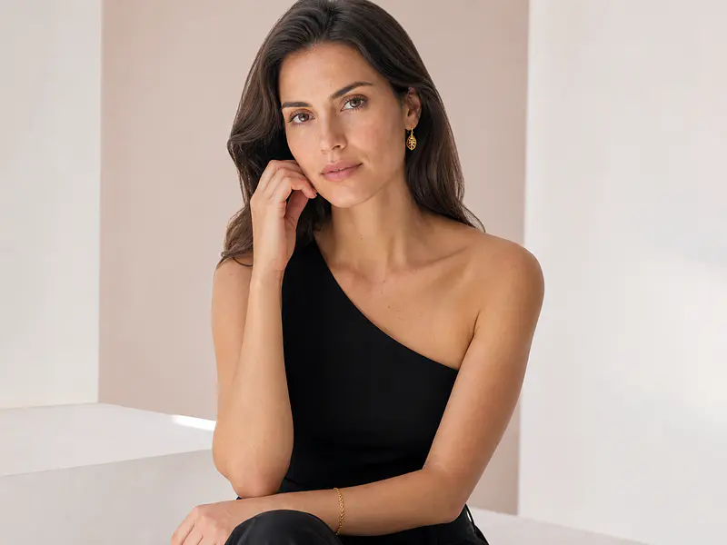 Qué joyas usar con escote asimétrico: guía para equilibrar el look