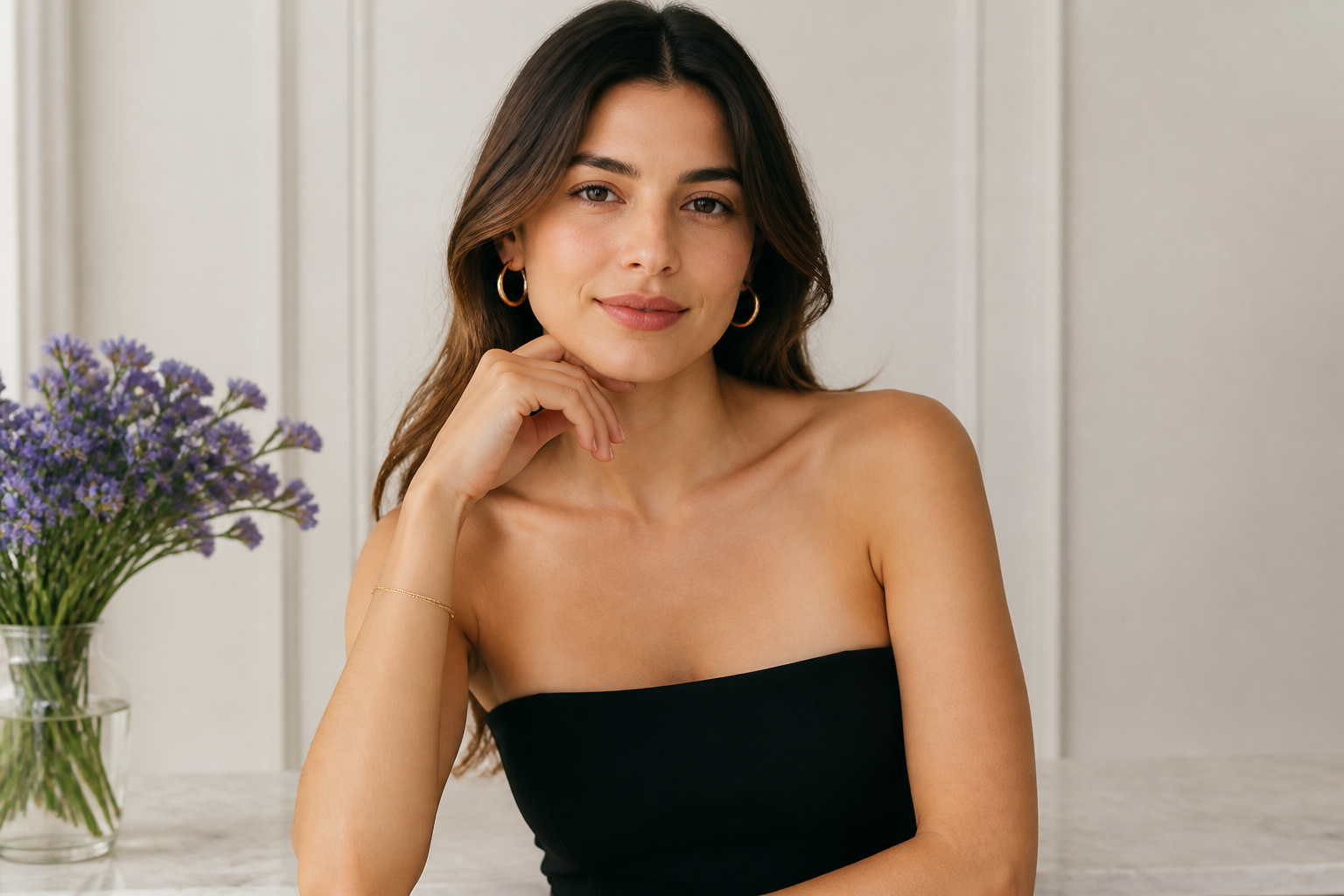 Qué joyas usar con un vestido strapless: guía para acertar