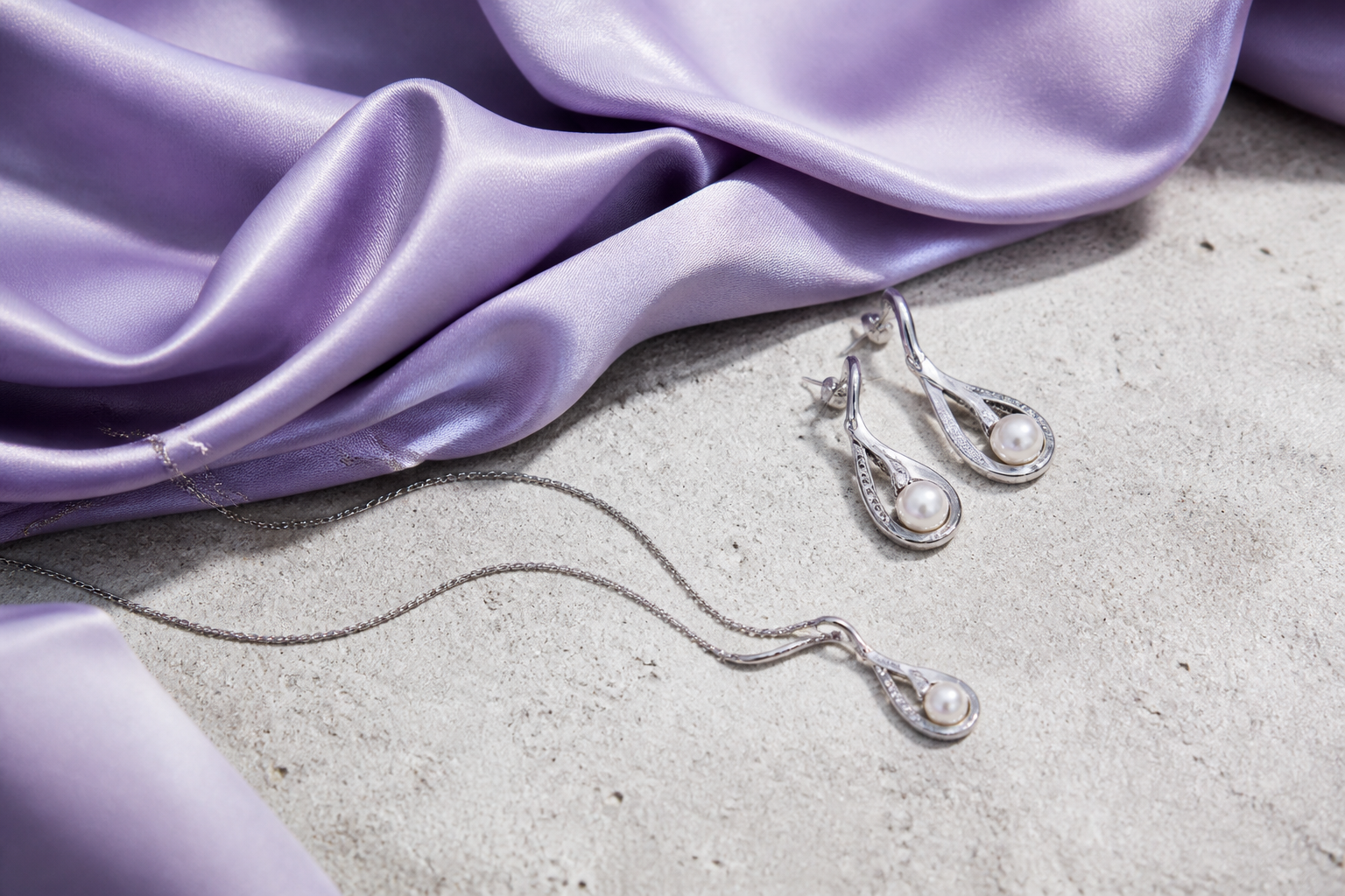 Qué joyas usar con un vestido lila o morado: guía para combinarlo