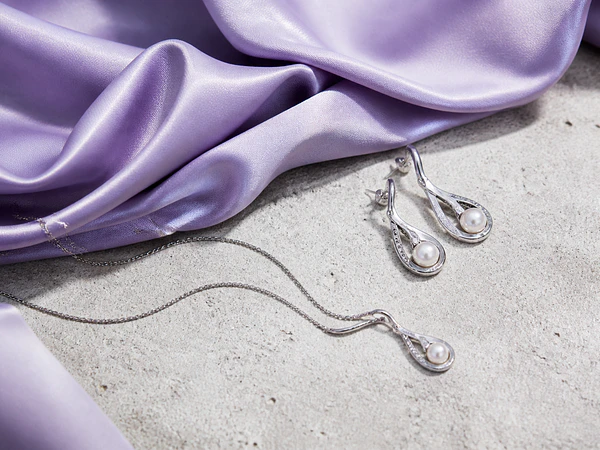 Qué joyas usar con un vestido lila o morado: guía para combinarlo