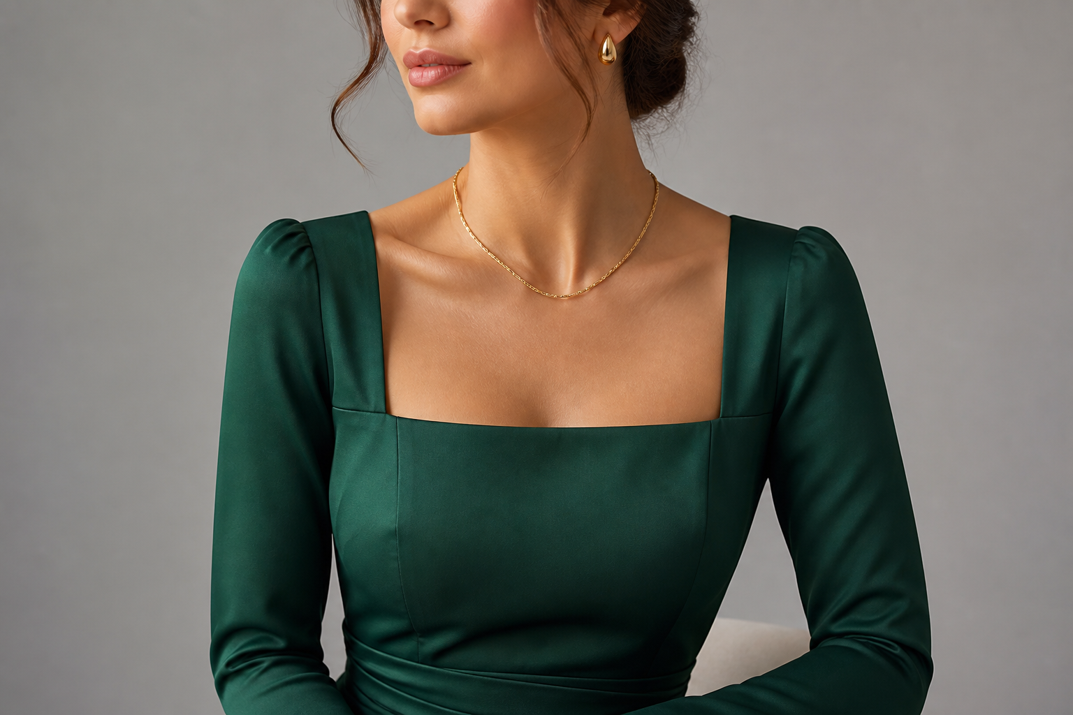 Qué joyas usar con escote cuadrado: guía para equilibrar el look