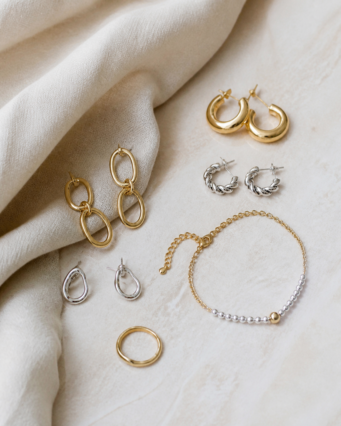 Cómo combinar joyas con colores neutros: guía para crear looks elegantes