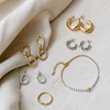Cómo combinar joyas con colores neutros: guía para crear looks elegantes