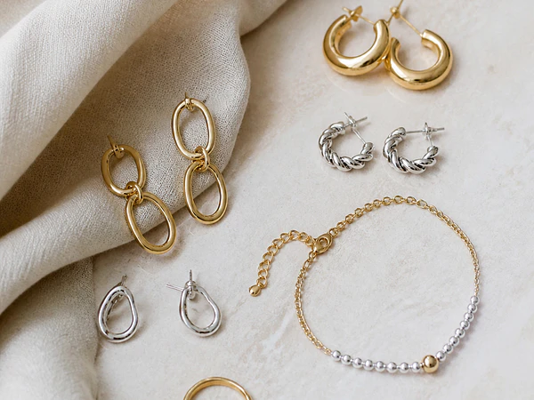 Cómo combinar joyas con colores neutros: guía para crear looks elegantes