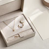 Cómo comprar joyas online con confianza: guía de tallas, materiales y cuidados