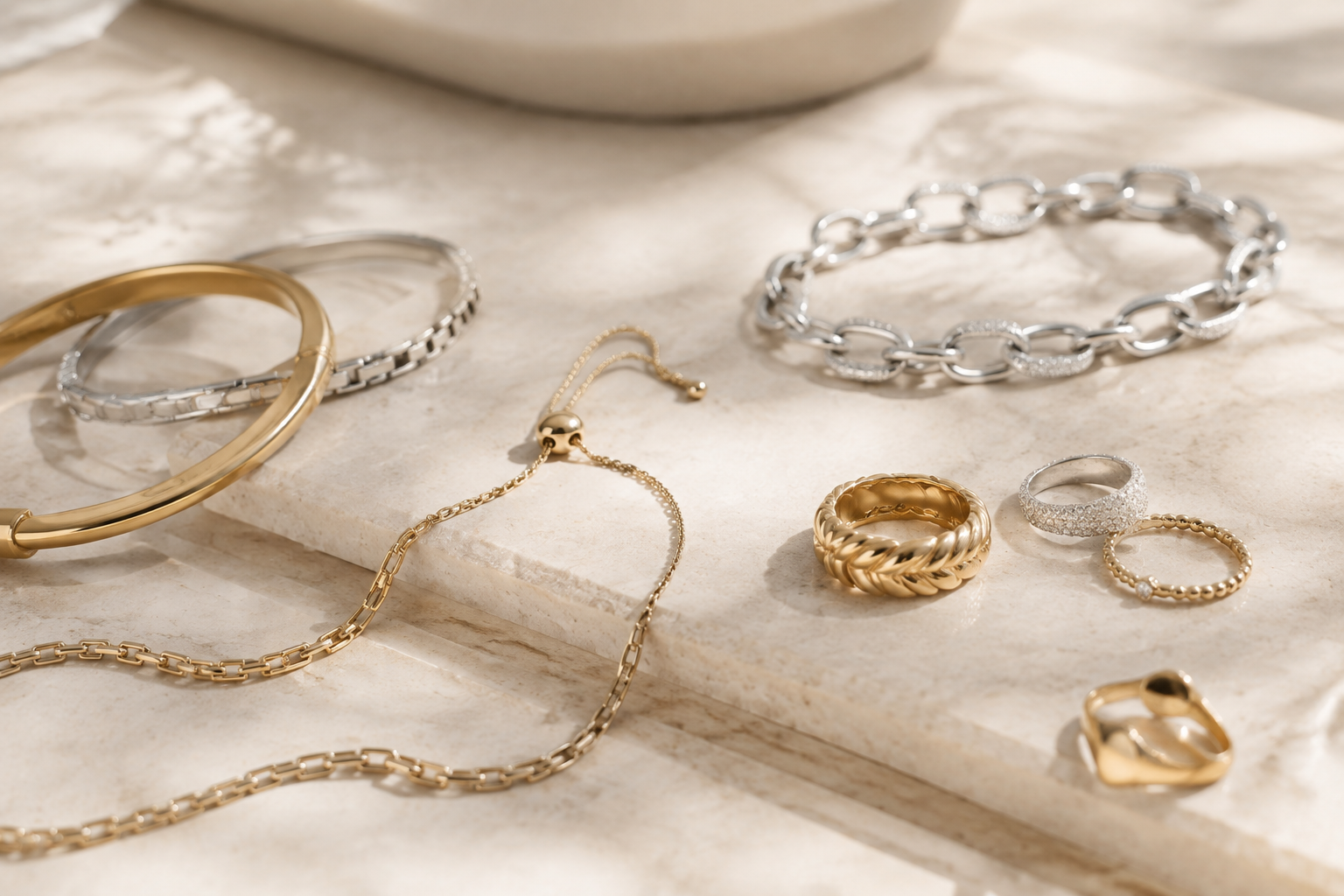Cómo combinar pulseras y anillos: guía para crear un set equilibrado