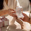 Joyas para regalar a una amiga: cómo elegir un detalle personal