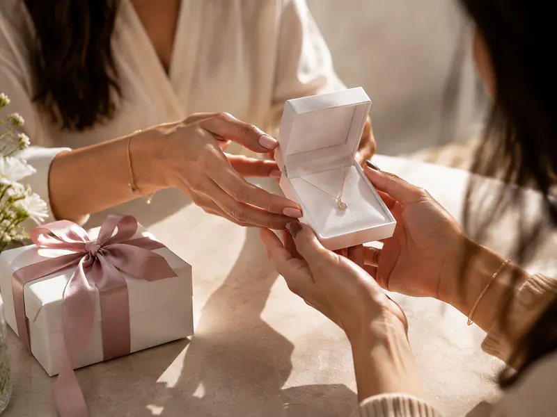 Joyas para regalar a una amiga: cómo elegir un detalle personal