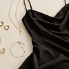 Cómo combinar joyas con un vestido negro: ideas para cada ocasión
