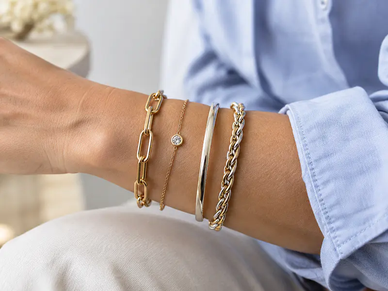 Cómo mezclar joyas doradas y plateadas con estilo: guía práctica