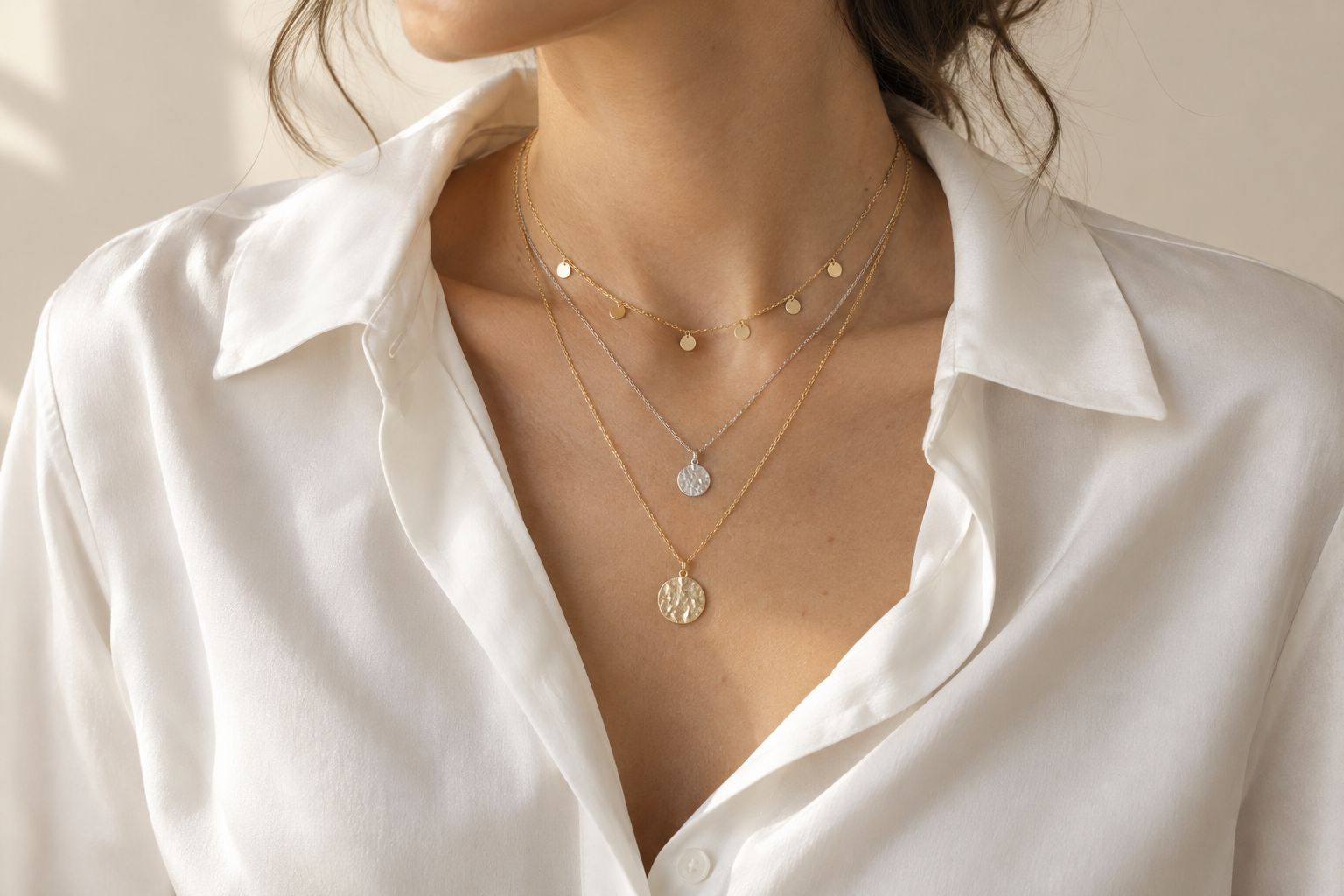 Cómo combinar joyas con una camisa blanca: ideas para un look atemporal