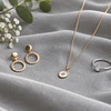 Qué joyas usar con un vestido gris: guía para combinarlo