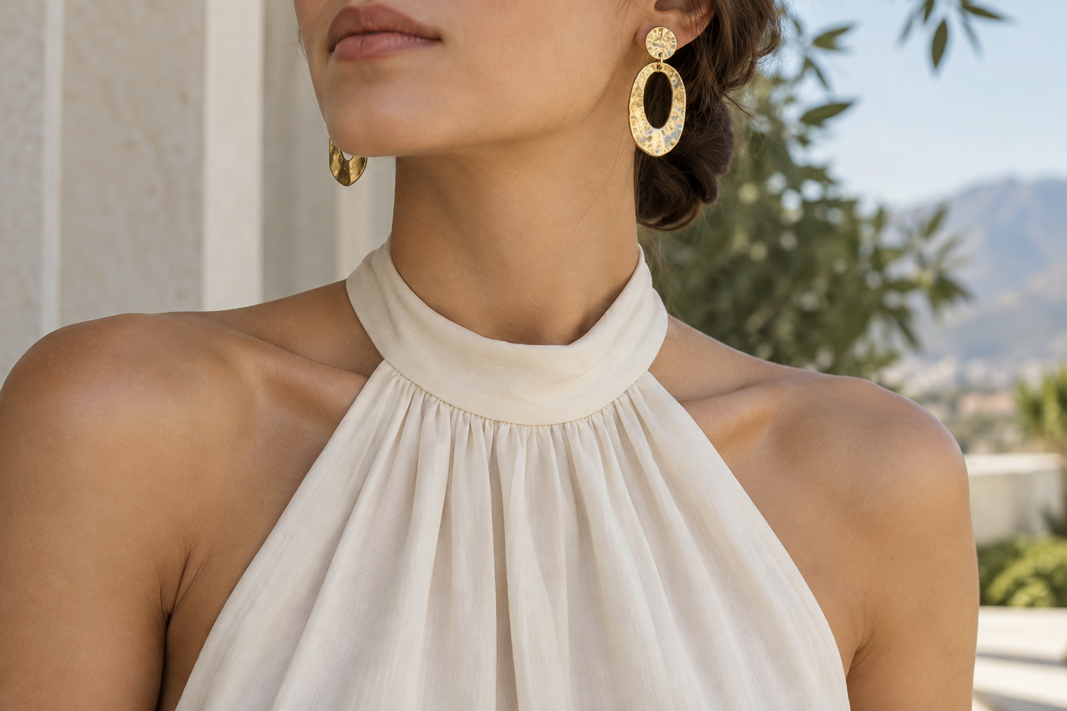 Qué joyas usar con escote halter: guía para equilibrar el look