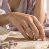 Anillos apilados: cómo combinar varios anillos con equilibrio
