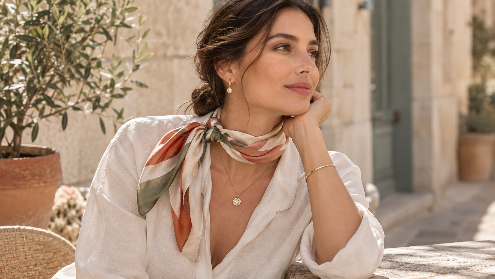Cómo combinar joyas con un pañuelo: guía de estilo y proporciones