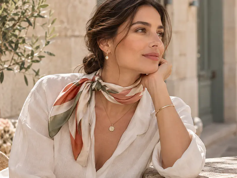 Cómo combinar joyas con un pañuelo: guía de estilo y proporciones