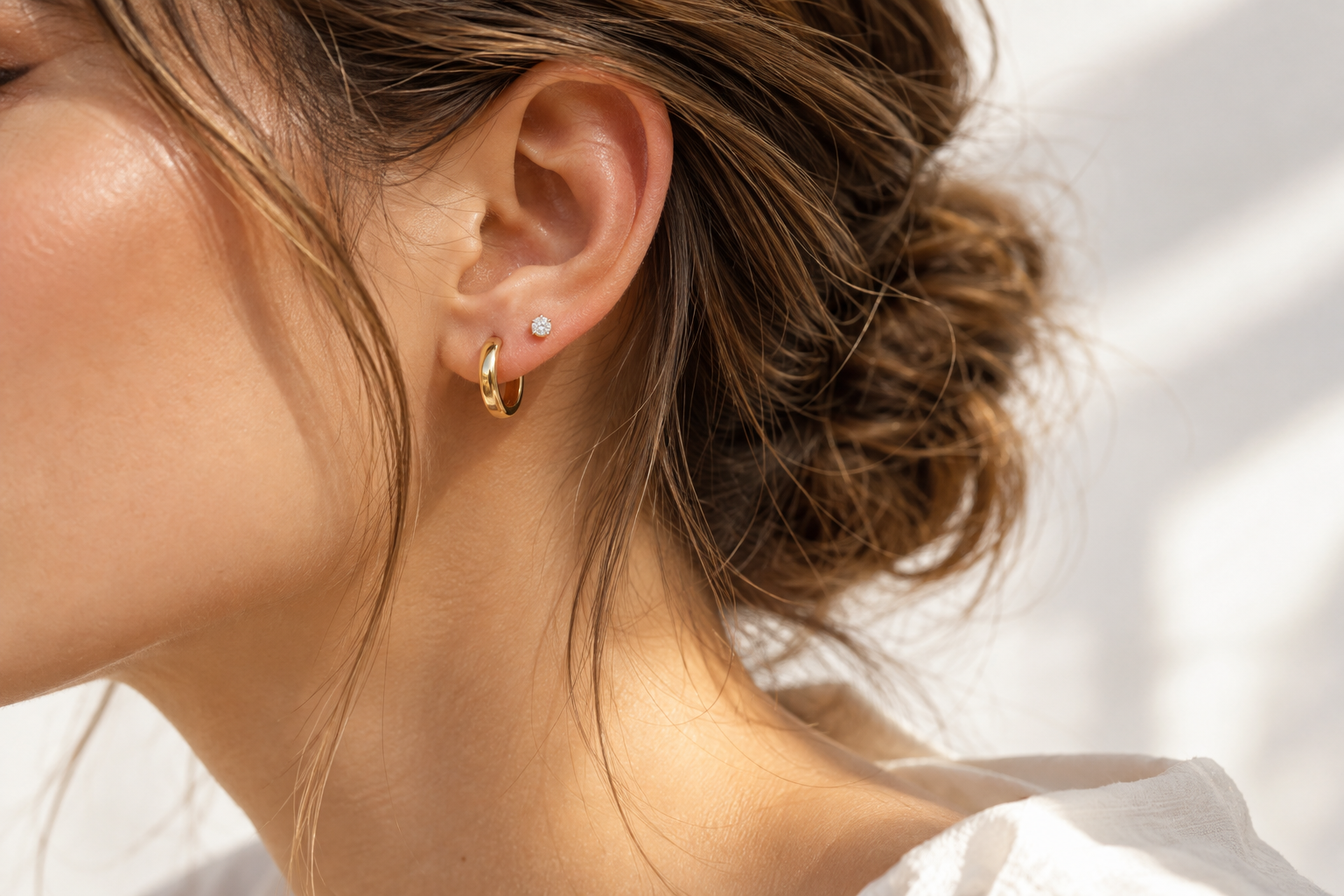 Cómo combinar aros en varias perforaciones de la oreja