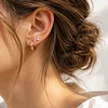 Cómo combinar aros en varias perforaciones de la oreja