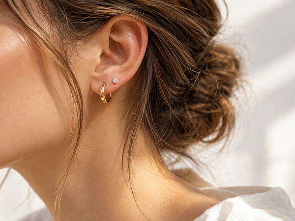 Cómo combinar aros en varias perforaciones de la oreja